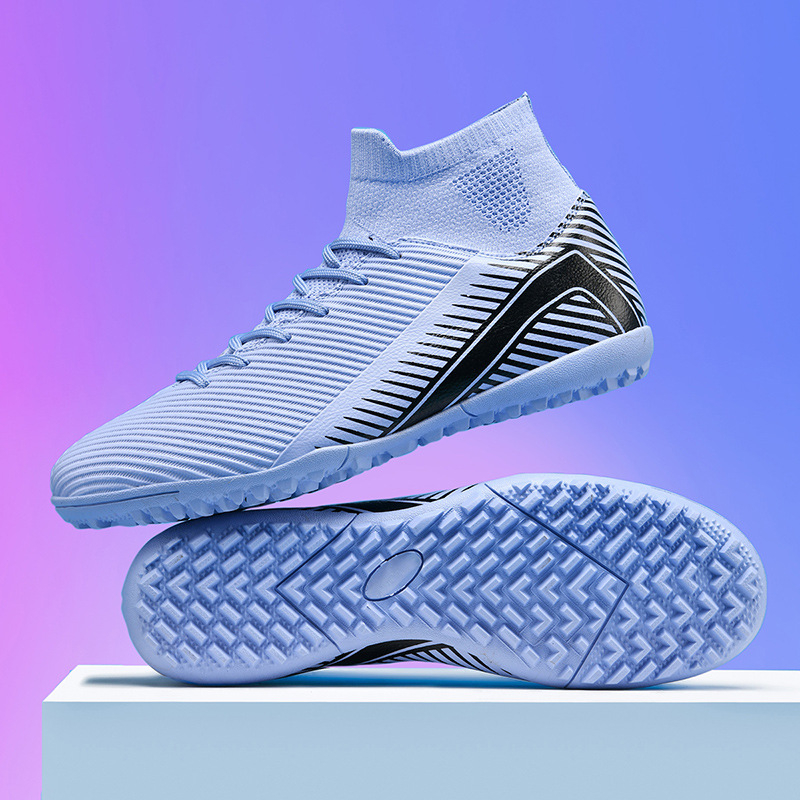 Futbola kurpes ar priekšējo šņori, augšējā daļa no sintētiskās ādas, gumijas zole, cementēta zole, piemēroti dabiskajam un mākslīgajam zālienam.