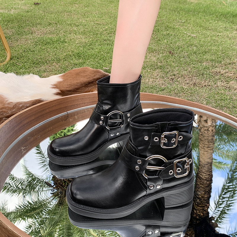 Sieviešu Martin zābaki – zems garums augšējā daļā, kvadrātveida purns, vidēja papēdis 3–5 cm, PU augšdaļa, gumijas zole