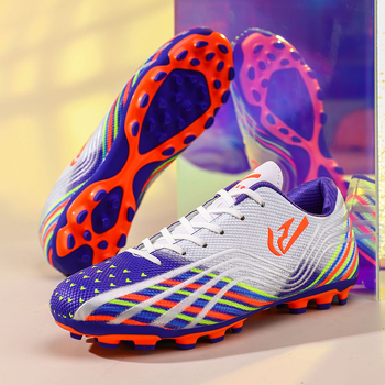 Futbola apavi dabiskai un mākslīgai zālienam, zemais profils, PU augšdaļa, režģa iekšējā odere, gumijas zole