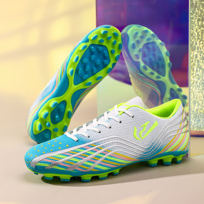 Futbola apavi dabiskai un mākslīgai zālienam, zemais profils, PU augšdaļa, režģa iekšējā odere, gumijas zole