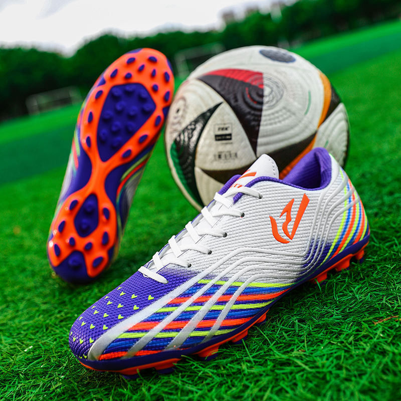 Futbola apavi dabiskai un mākslīgai zālienam, zemais profils, PU augšdaļa, režģa iekšējā odere, gumijas zole