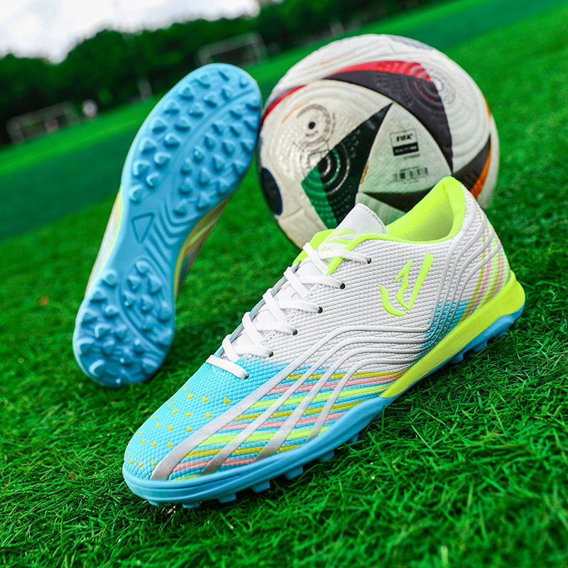 Futbola apavi dabiskai un mākslīgai zālienam, zemais profils, PU augšdaļa, režģa iekšējā odere, gumijas zole