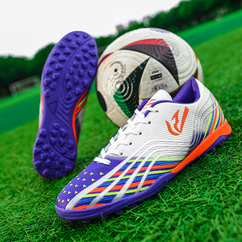 Futbola apavi dabiskai un mākslīgai zālienam, zemais profils, PU augšdaļa, režģa iekšējā odere, gumijas zole