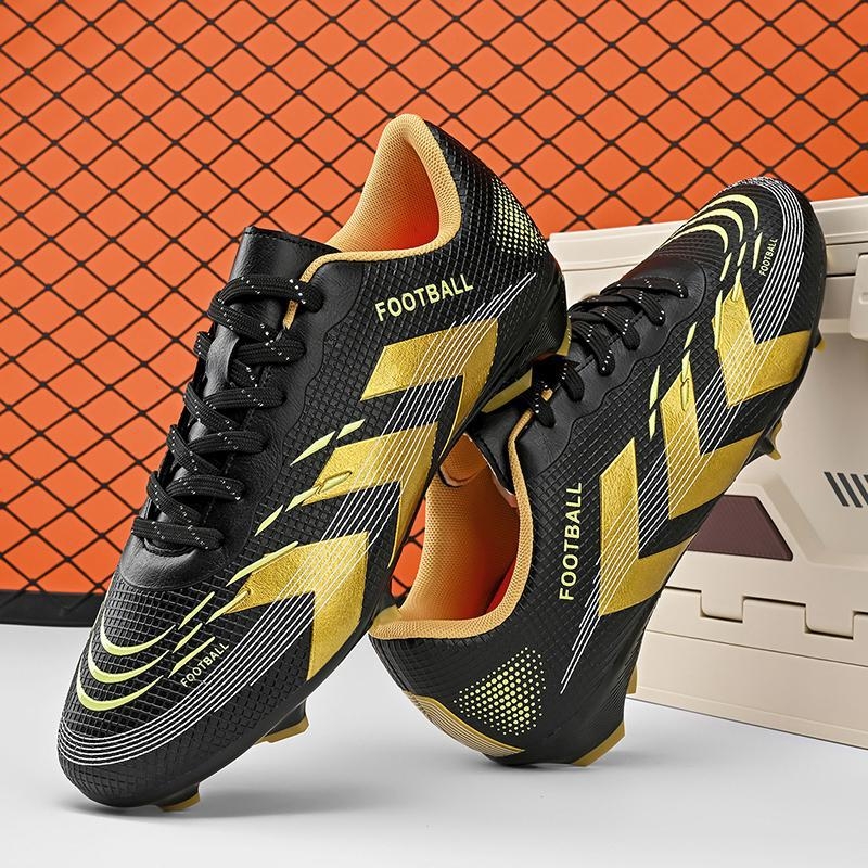 Bērnu futbola kurpes – universālas, ar priekšējiem šņorēm, augšdaļa no sintētiskās ādas, pretslīdoša gumijas zole, piemērotas virsmai: grīda, dabīgā un mākslīgā zāle