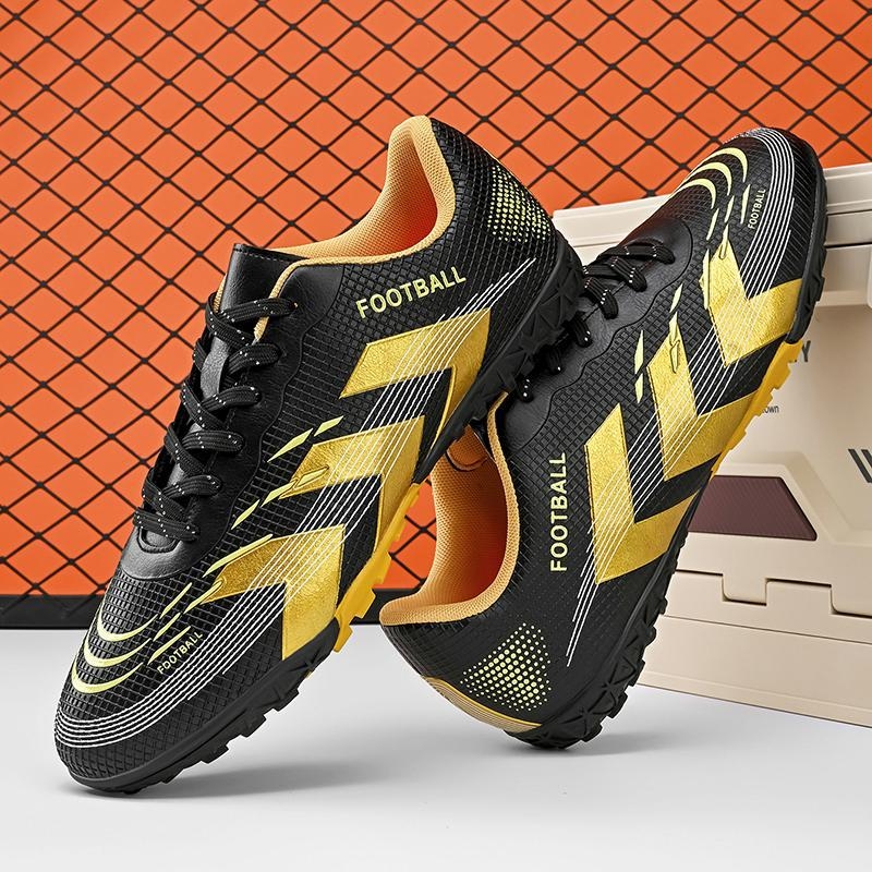 Bērnu futbola kurpes – universālas, ar priekšējiem šņorēm, augšdaļa no sintētiskās ādas, pretslīdoša gumijas zole, piemērotas virsmai: grīda, dabīgā un mākslīgā zāle