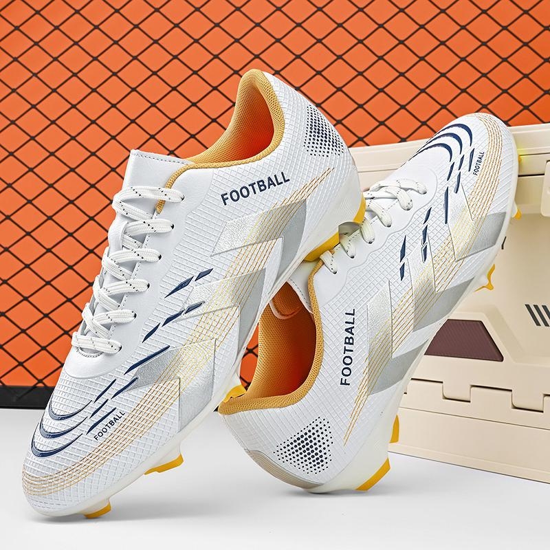 Bērnu futbola kurpes – universālas, ar priekšējiem šņorēm, augšdaļa no sintētiskās ādas, pretslīdoša gumijas zole, piemērotas virsmai: grīda, dabīgā un mākslīgā zāle