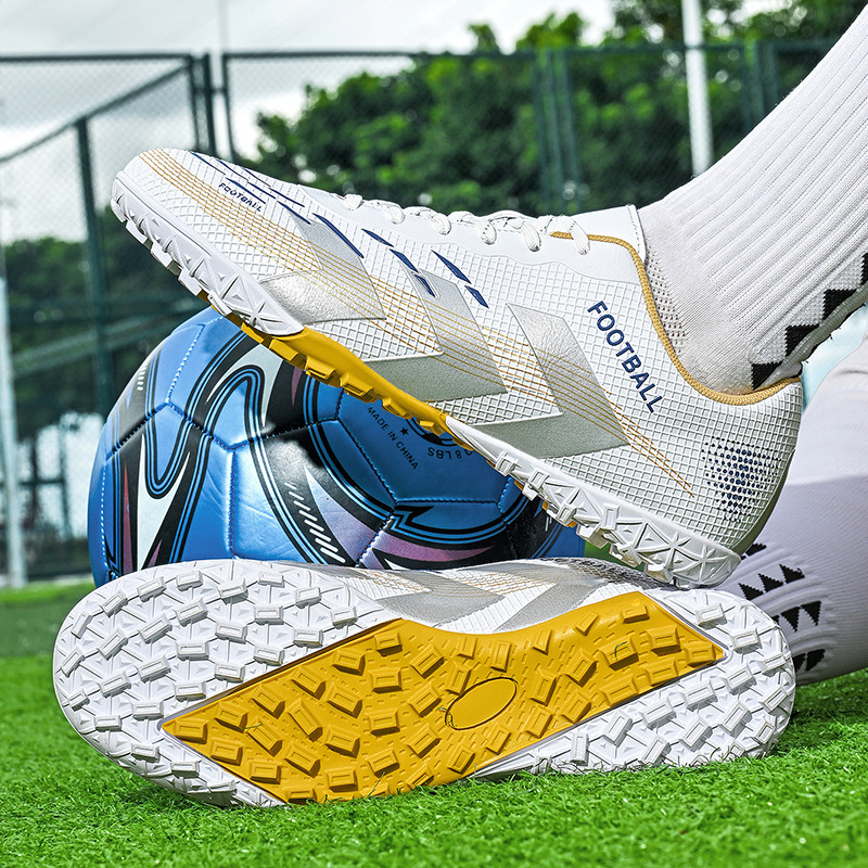 Bērnu futbola kurpes – universālas, ar priekšējiem šņorēm, augšdaļa no sintētiskās ādas, pretslīdoša gumijas zole, piemērotas virsmai: grīda, dabīgā un mākslīgā zāle