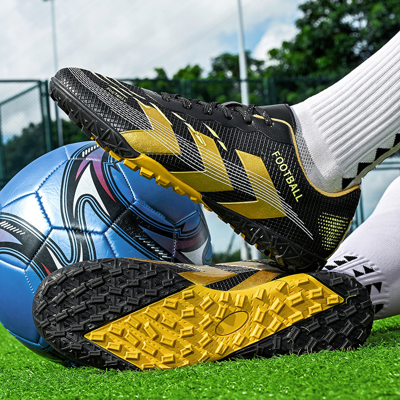 Bērnu futbola kurpes – universālas, ar priekšējiem šņorēm, augšdaļa no sintētiskās ādas, pretslīdoša gumijas zole, piemērotas virsmai: grīda, dabīgā un mākslīgā zāle