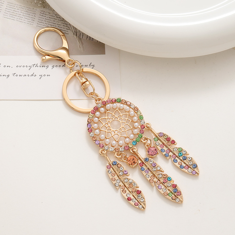 Palotai stílusú kulcstartó dreamcatcherrel, gyémántokkal díszítve, tollal, cinkötvözetből