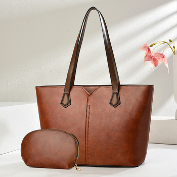 Тоут чанта – градски минималистичен стил, PU материал, полиестерна подплата, хоризонтална правоъгълна форма, ципово затваряне.