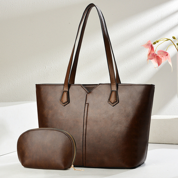 Тоут чанта – градски минималистичен стил, PU материал, полиестерна подплата, хоризонтална правоъгълна форма, ципово затваряне.