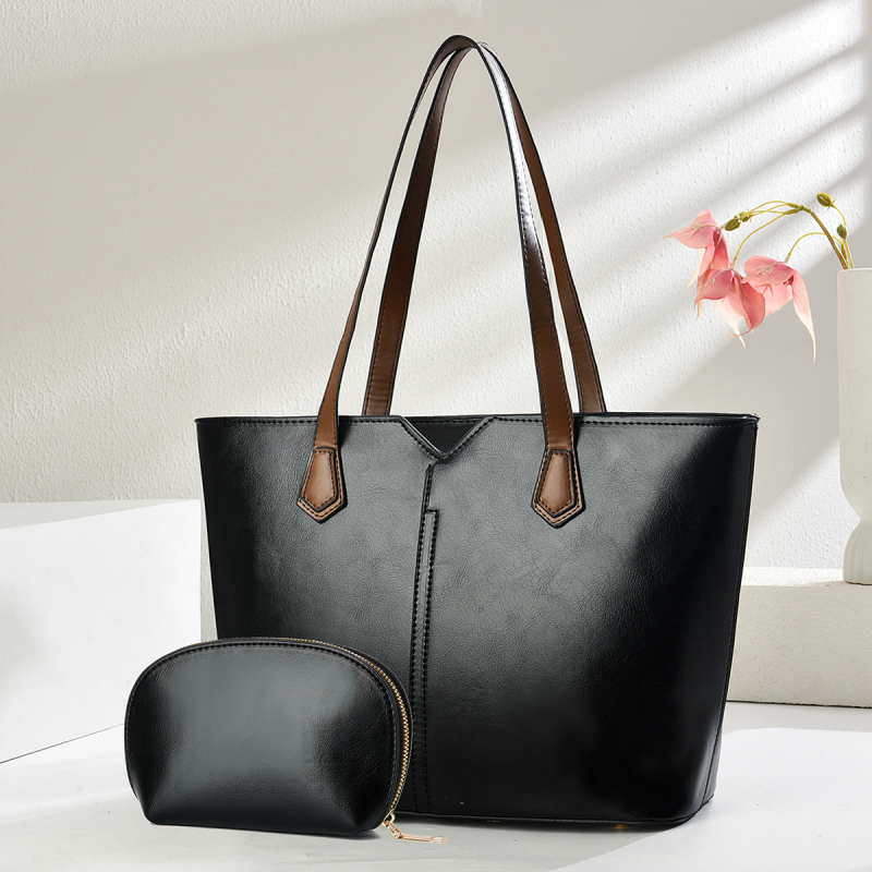 Tote rankinė – miesto minimalistinio stiliaus, PU medžiaga, poliesterio pamušalas, horizontalaus stačiakampio formos, užtrauktukas.