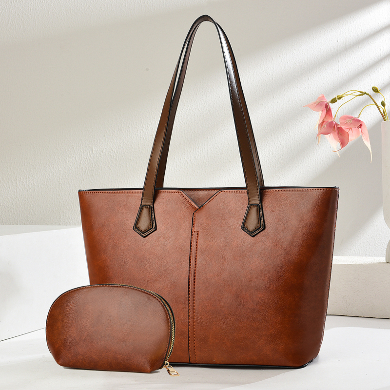 Tote rankinė – miesto minimalistinio stiliaus, PU medžiaga, poliesterio pamušalas, horizontalaus stačiakampio formos, užtrauktukas.