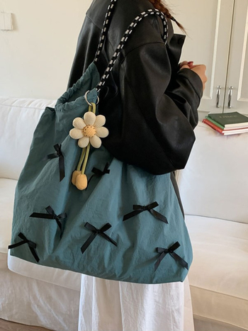 Oxford anyagú bucket tote, városi minimalist stílus, nyitható felső rész, rejtett cipzáros zseb és telefontároló zseb