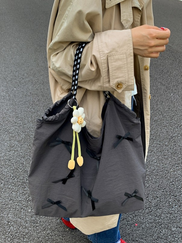 Oxford anyagú bucket tote, városi minimalist stílus, nyitható felső rész, rejtett cipzáros zseb és telefontároló zseb