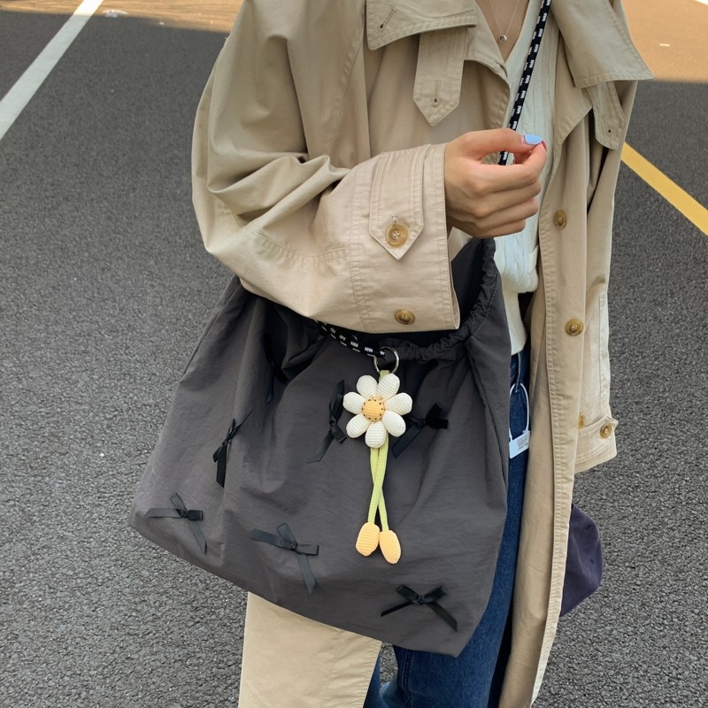 Oxford anyagú bucket tote, városi minimalist stílus, nyitható felső rész, rejtett cipzáros zseb és telefontároló zseb