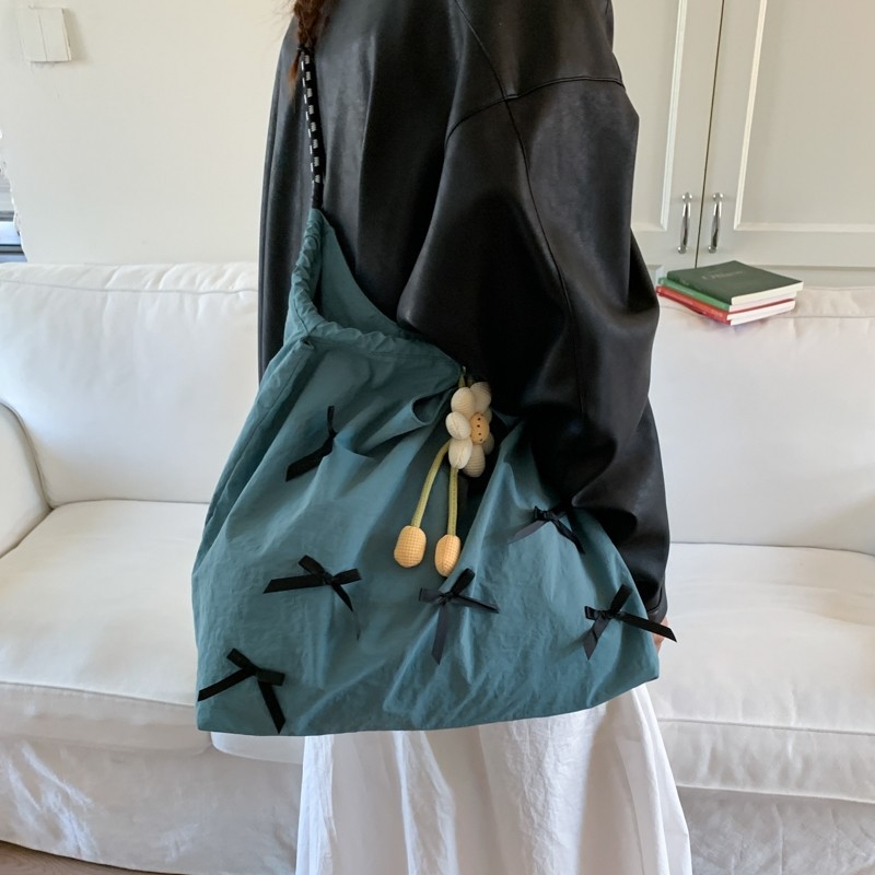 Oxford anyagú bucket tote, városi minimalist stílus, nyitható felső rész, rejtett cipzáros zseb és telefontároló zseb