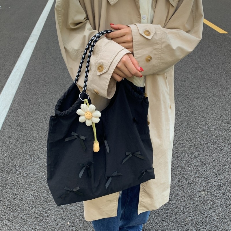 Oxford anyagú bucket tote, városi minimalist stílus, nyitható felső rész, rejtett cipzáros zseb és telefontároló zseb