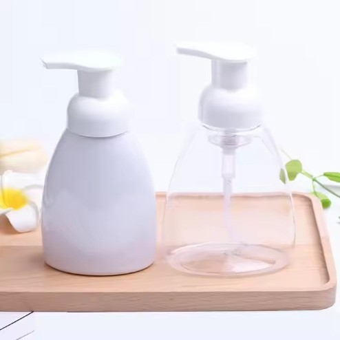 Recipient de spumă în formă de evantai din PET pentru curățare facială, cu pompă inclusă, suprafață imprimată și posibilitate de personalizare