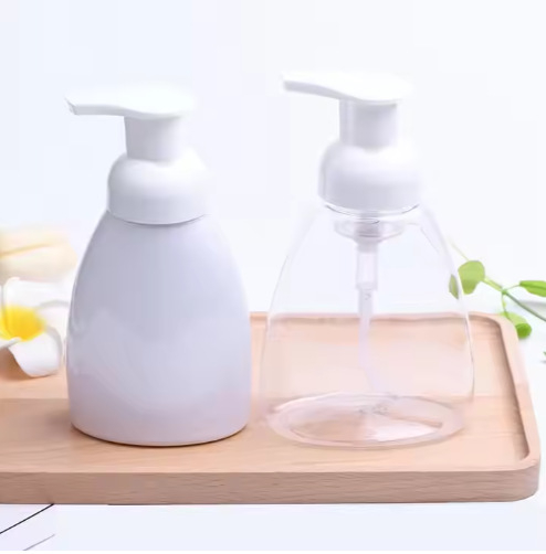 Recipient de spumă în formă de evantai din PET pentru curățare facială, cu pompă inclusă, suprafață imprimată și posibilitate de personalizare