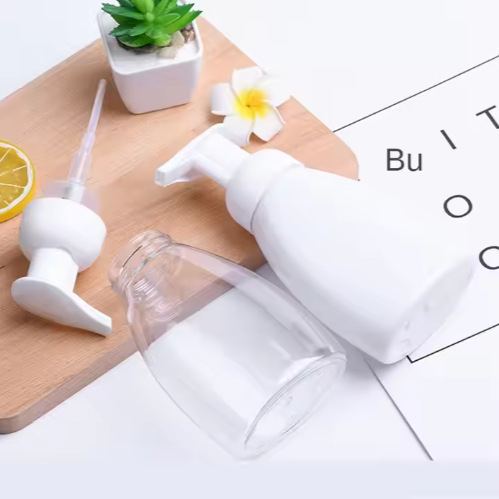 Recipient de spumă în formă de evantai din PET pentru curățare facială, cu pompă inclusă, suprafață imprimată și posibilitate de personalizare