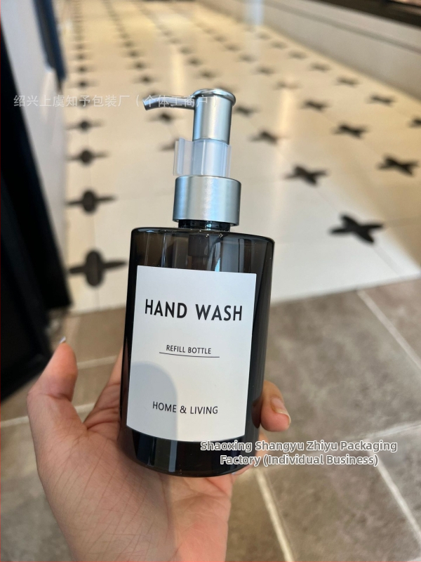 Set călător într-o sticlă cilindrică de 200ml, Brand Craftsmanship, PET, Blow molding, Nivel ambalaj 3, AJ200ml