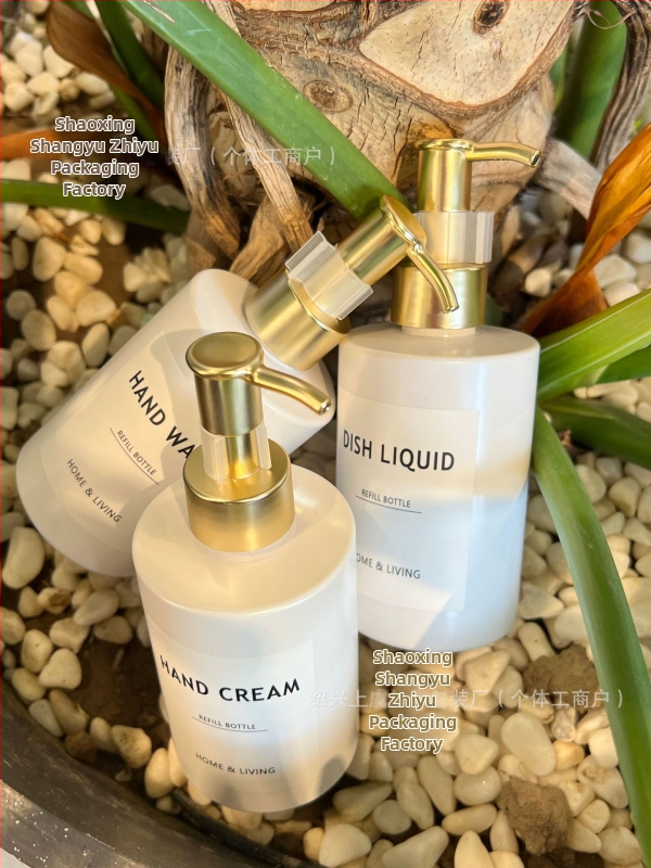 Set călător într-o sticlă cilindrică de 200ml, Brand Craftsmanship, PET, Blow molding, Nivel ambalaj 3, AJ200ml