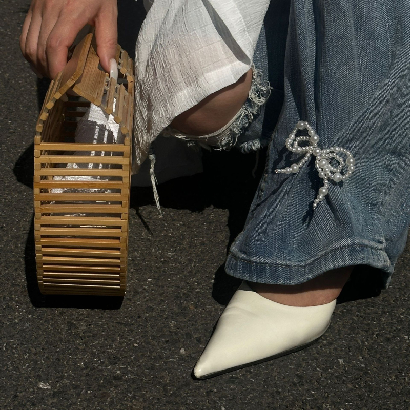 Γυναικείο ανκλέτ με ψεύτικρες μαργαριριού χάντρες, μενταγιόν σε σχήμα φούσας-φιόγκο, απλός σχεδιασμός