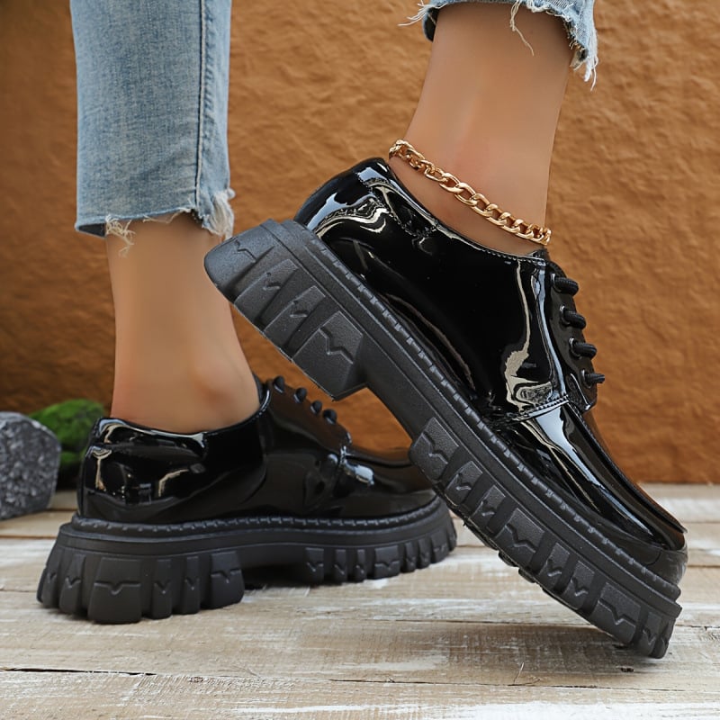 Spīdīgi platformas loaferi ar apaļu purnu, zamšādu augšdaļa, augšējā āda no augšējā slāņa, kaulu raksts, klinve papēdis 4–6 cm