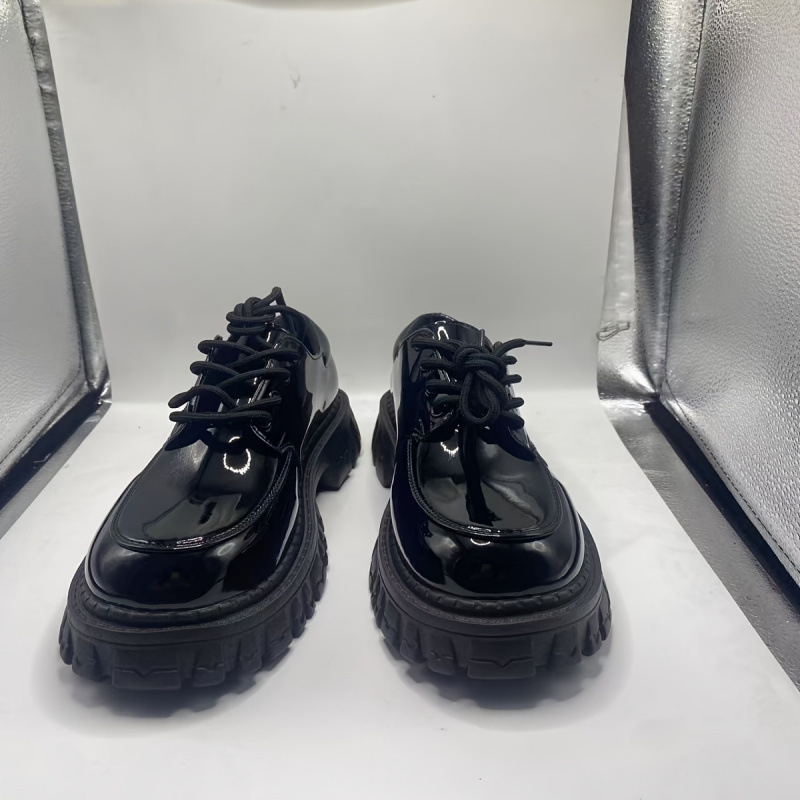 Spīdīgi platformas loaferi ar apaļu purnu, zamšādu augšdaļa, augšējā āda no augšējā slāņa, kaulu raksts, klinve papēdis 4–6 cm