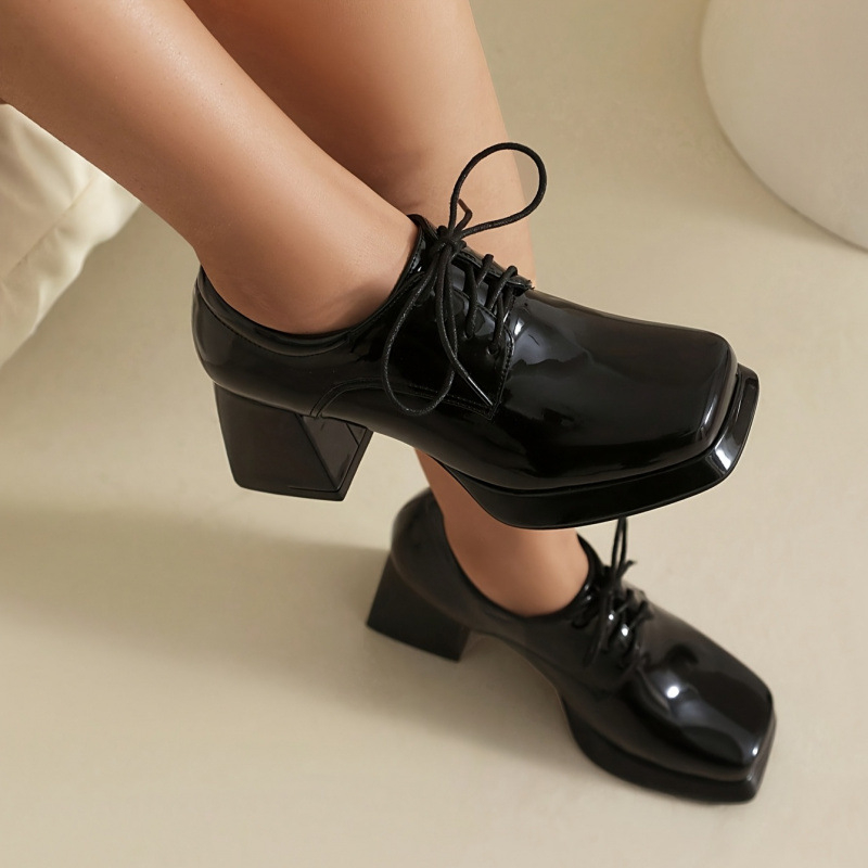 Moteriški oksfordai su apvalia nosimi, gumos viršus, top grain oda, be pamušalo, klininis kulnas 4–6 cm