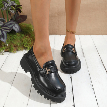 Sieviešu britu stilā loaferi no mākslīgās patentētās ādas, apaļš purns, vidējais papēdis 3–5 cm, slip-on