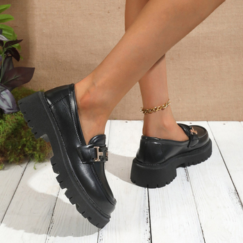 Sieviešu britu stilā loaferi no mākslīgās patentētās ādas, apaļš purns, vidējais papēdis 3–5 cm, slip-on