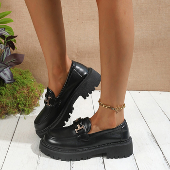 Sieviešu britu stilā loaferi no mākslīgās patentētās ādas, apaļš purns, vidējais papēdis 3–5 cm, slip-on