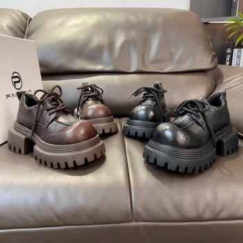 Γυναικείιοι loafers σε ευρωπαϊκό στυλ με παχιά σόλα και πλατφόρμα, PU επάνω μέρος, ύψος τακουνιού 6–8 εκ, καουτσούκ σόλα, φθινόπωρο 2025.