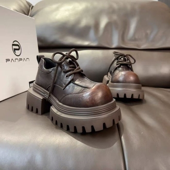 Γυναικείιοι loafers σε ευρωπαϊκό στυλ με παχιά σόλα και πλατφόρμα, PU επάνω μέρος, ύψος τακουνιού 6–8 εκ, καουτσούκ σόλα, φθινόπωρο 2025.