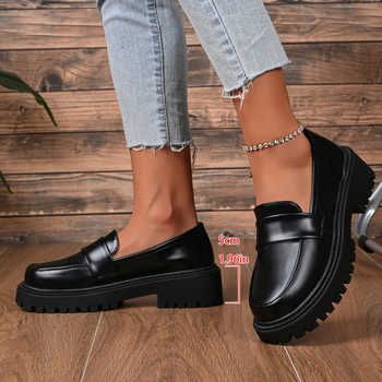 Loferių batai, apvali nosis, PU viršus, vidutinio aukščio kulnas 3–5 cm, guminė padas