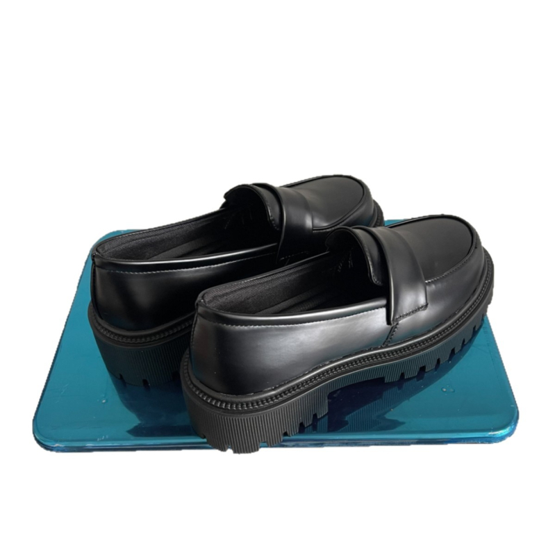 Loferių batai, apvali nosis, PU viršus, vidutinio aukščio kulnas 3–5 cm, guminė padas