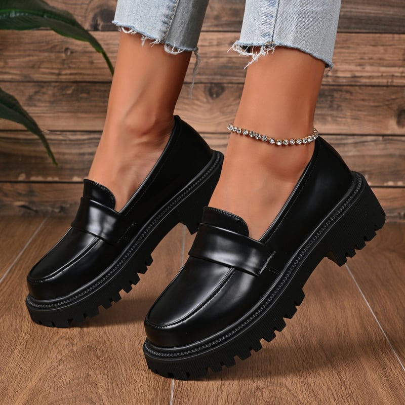 Loferių batai, apvali nosis, PU viršus, vidutinio aukščio kulnas 3–5 cm, guminė padas