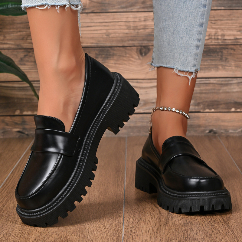 Loferių batai, apvali nosis, PU viršus, vidutinio aukščio kulnas 3–5 cm, guminė padas