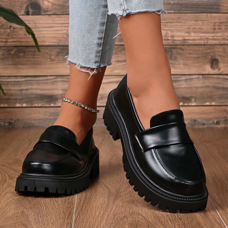 Loferių batai, apvali nosis, PU viršus, vidutinio aukščio kulnas 3–5 cm, guminė padas