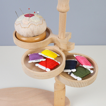 Bükkfa keresztszemes hímző állvány 3 tároló rekesszel, asztali kivitel, tömörfa keret