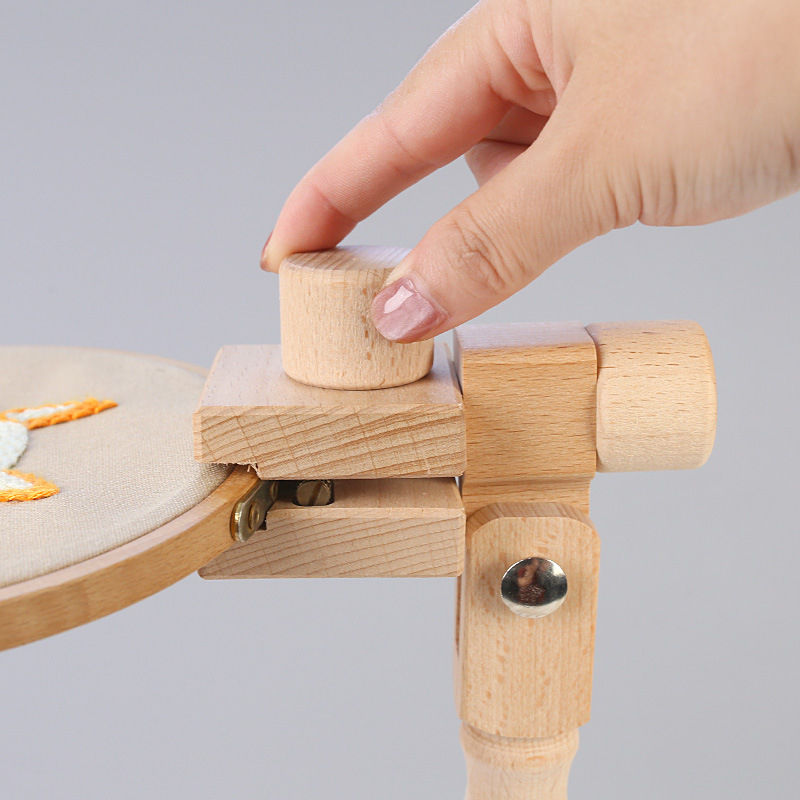 Bükkfa keresztszemes hímző állvány 3 tároló rekesszel, asztali kivitel, tömörfa keret