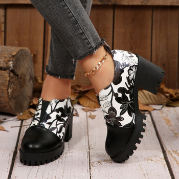 Sieviešu modes zābaki ar ziedu rakstu - augšdaļa no sintētiskās ādas, gumijas zole, 6–8 cm plata papēdis, pull-on aizvēršana