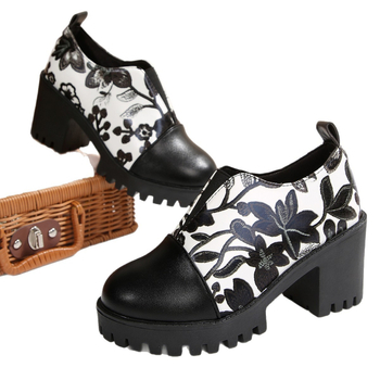 Sieviešu modes zābaki ar ziedu rakstu - augšdaļa no sintētiskās ādas, gumijas zole, 6–8 cm plata papēdis, pull-on aizvēršana