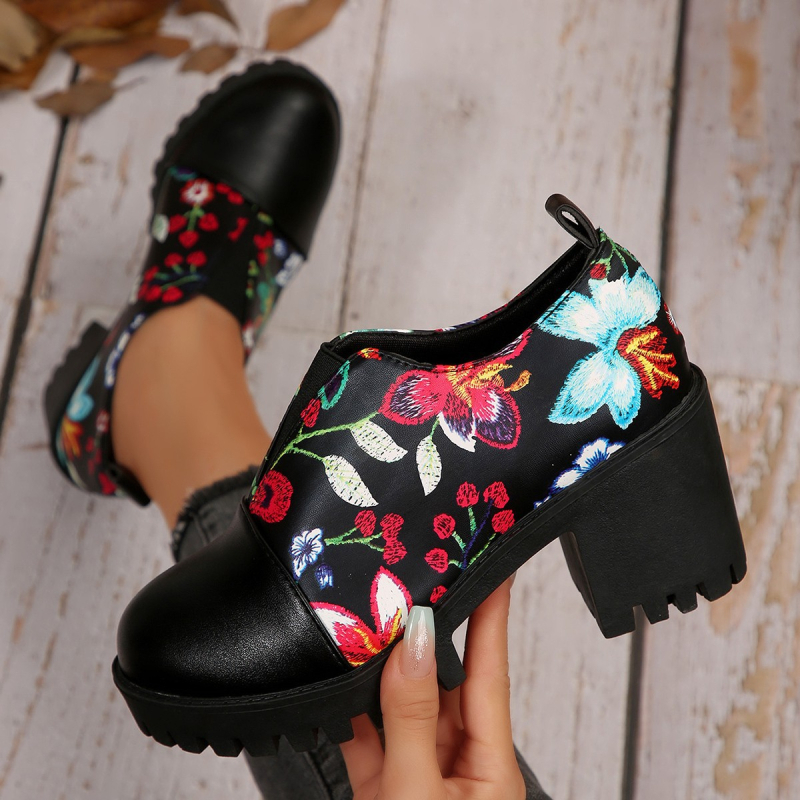 Sieviešu modes zābaki ar ziedu rakstu - augšdaļa no sintētiskās ādas, gumijas zole, 6–8 cm plata papēdis, pull-on aizvēršana