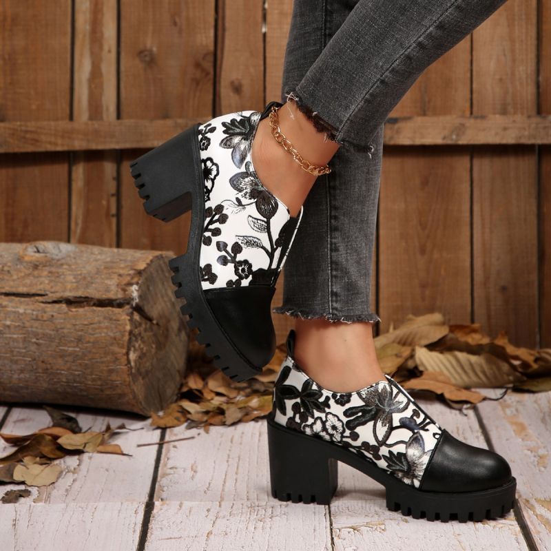 Sieviešu modes zābaki ar ziedu rakstu - augšdaļa no sintētiskās ādas, gumijas zole, 6–8 cm plata papēdis, pull-on aizvēršana