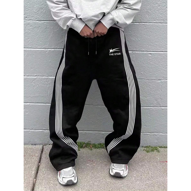 Laisvai siuvamas vyriškas marškinėliai su šūkio spauda ir juostele ant juosmens; natūralios medvilnės CVC mišinys; retro stilius.