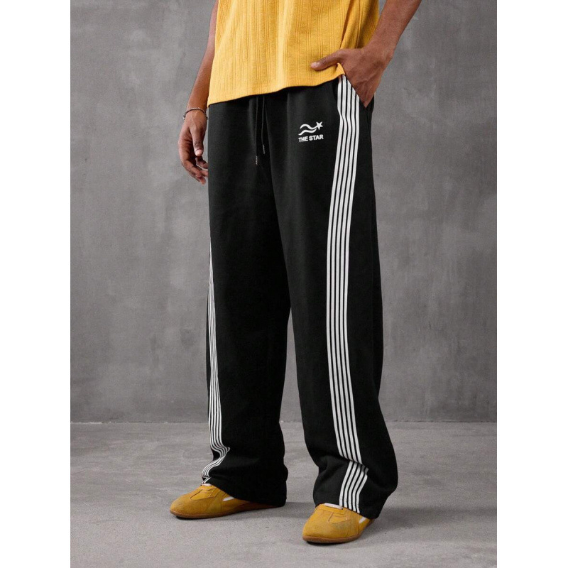 Laisvai siuvamas vyriškas marškinėliai su šūkio spauda ir juostele ant juosmens; natūralios medvilnės CVC mišinys; retro stilius.