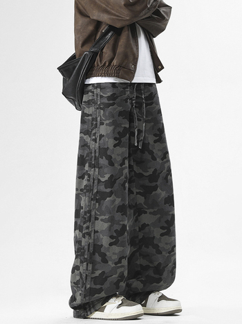 Vyriniai kasdieniniai džinsiniai keliai su kamufliažiniu raštu, laisvas tiesus kirpimas, juosmens raištelis, denim-medvilnės-poliesterio mišinio audinys, tinkami visoms keturioms sezonoms